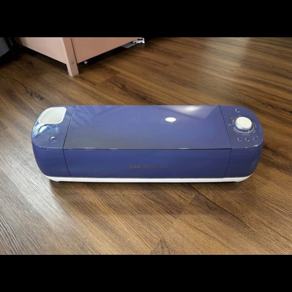 Cricut Machine - Picture 2 of 10